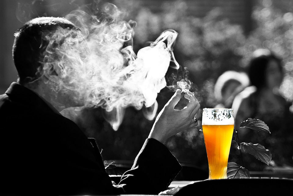 Drinking Alcohol and Smoking Daily Makes Your Brain Age Faster - Study Reveals 